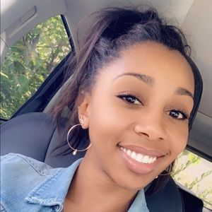 Meet your Posher, Monique